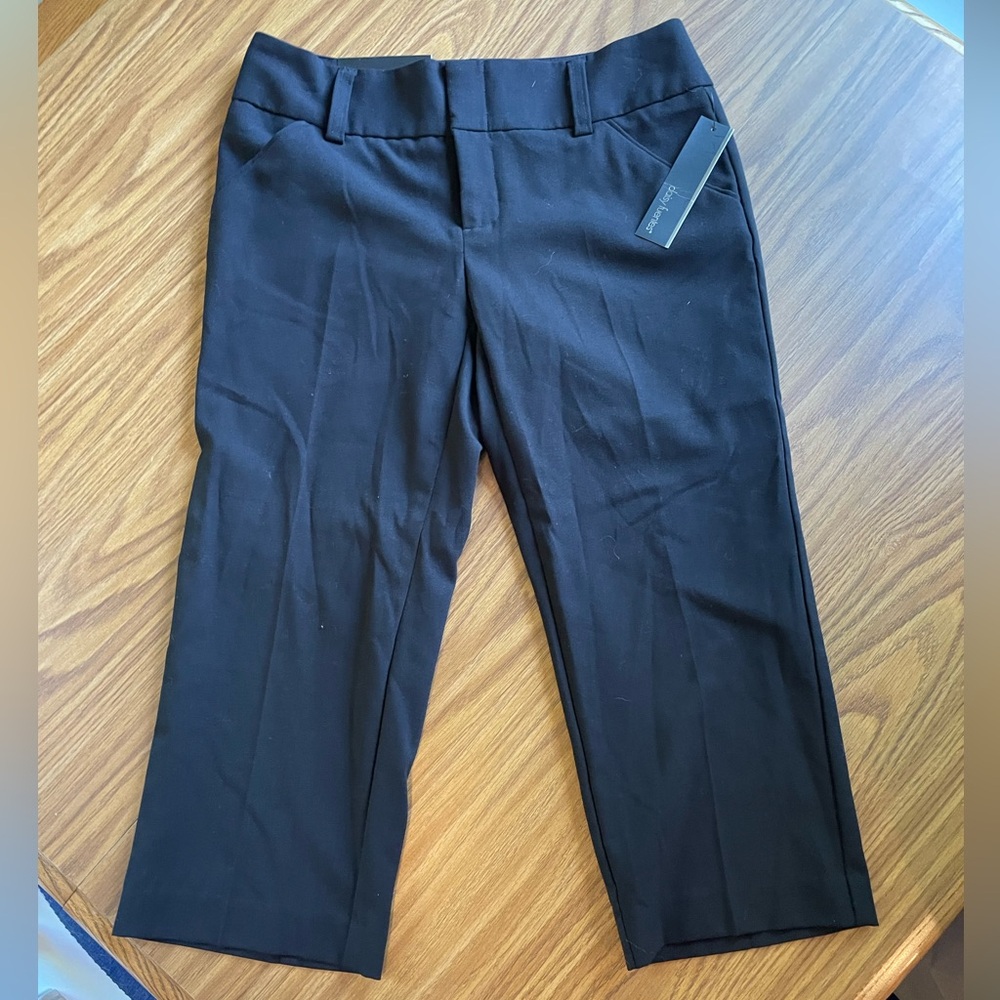 NWT, black, Daisy Fuentes, straight leg, mid rise, favorite fit, size 6, Capri